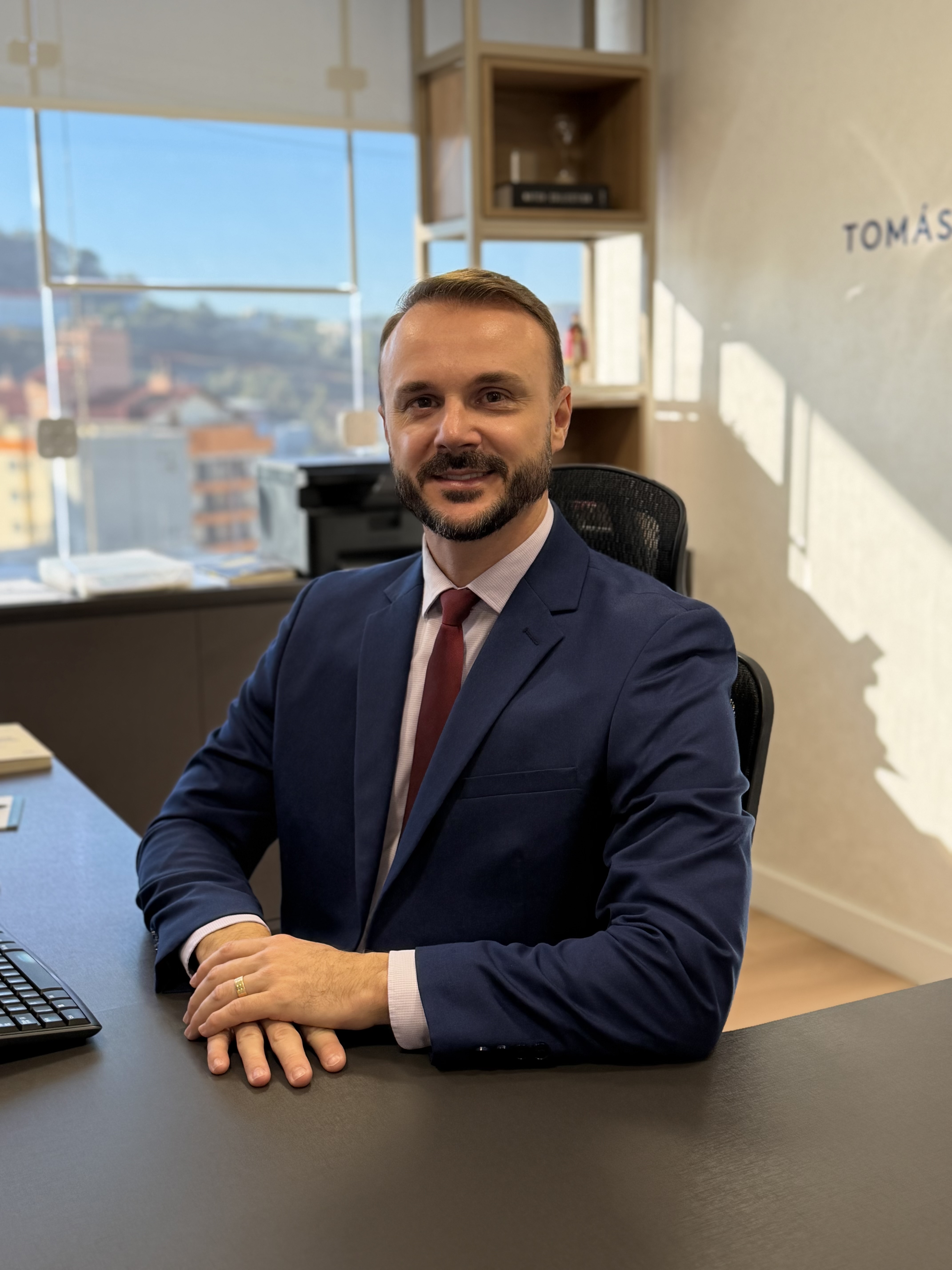 Dr. Tomás