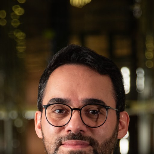 Dr. Henrique Esteves